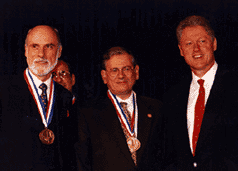 Da sinistra a destra: Vinton G. Cerf, Robert E. Kahn, Bill Clinton 